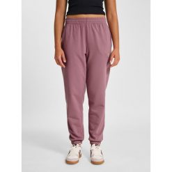 Damskie spodnie dresowe Hummel Pulse. Fioletowe spodnie sportowe Hummel, bez wzorów, z dresówki, na fitness i siłownię. Za 170.00 zł.