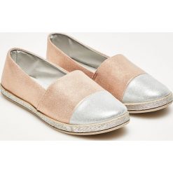 Espadryle z metalicznym połyskiem. Różowe espadryle MOODO, bez wzorów, bez obcasa, bez zapięcia. Za 34.99 zł.
