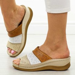 Beżowe skórzane klapki damskie na koturnie T.Sokolski 172. Brązowe klapki Sokolski, bez wzorów, z jeansu, bez obcasa, na koturnie. Za 239.00 zł.