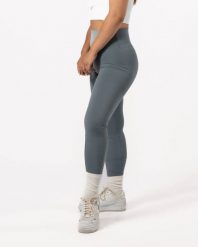 Damskie legginsy 7/8 na jogę i pilates, bez przedniego szwu – turkusowy błękit. Niebieskie legginsy AESTHETIC WOLF, s, bez wzorów, z dzianiny, z podwyższonym stanem. Za 149.99 zł.