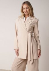 Beżowa Kopertowa Sukienka o Kroju Marynarki z Wiązaniem w Talii Neritho. Brązowe sukienki Born2be, do pracy, l, bez wzorów, z elastanu, biznesowe, bez kołnierzyka, bez ramiączek, mini, kopertowe. Za 199.99 zł.