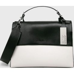 Calvin Klein - Torebka skórzana. Czarne torby na ramię Calvin Klein, bez wzorów, z materiału, casualowe, do ręki, duże, bez dodatków. W wyprzedaży za 999.90 zł.