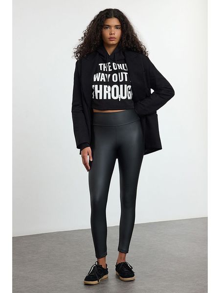 Trendyol Legginsy w kolorze czarnym ze skóry syntetycznej rozmiar: L. Czarne legginsy Trendyol, l, bez wzorów, ze skóry. Za 65.54 zł.