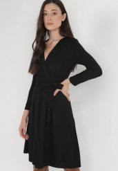 Czarna Sukienka Therinore. Czarne sukienki Born2be, l, bez wzorów, z bawełny, eleganckie, bez kołnierzyka, bez ramiączek, midi, kopertowe. Za 169.99 zł.
