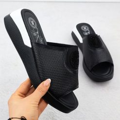 Skórzane klapki damskie komfortowe czarne Jezzi 8479. Czarne klapki Jezzi, bez wzorów, ze skóry, bez obcasa. Za 125.99 zł.