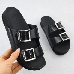 Klapki damskie z klamrami plażowe basenowe czarne Zaxy RR285058. Czarne klapki Zaxy, bez wzorów, z gumy, bez obcasa. Za 161.99 zł.