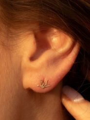 L instant d Or Złote kolczyki-wkrętki "Envolée" rozmiar: onesize. Żółte kolczyki L instant d Or, złote. Za 266.03 zł.