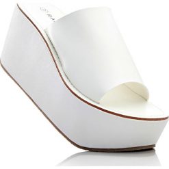 Klapki na podeszwie platformie bonprix biały. Białe klapki bonprix, bez wzorów, bez obcasa. Za 79.99 zł.
