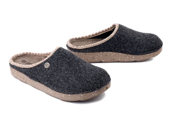 INBLU ED-31 025 szary, kapcie damskie. Szare obuwie domowe Inblu, bez wzorów, bez zapięcia. Za 104.90 zł.