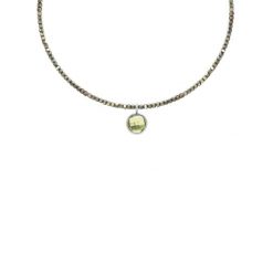 Naszyjnik z kamieni piryt z zawieszką z zielonym kryształem posrebrzany. Zielone naszyjniki Lilou, posrebrzane. Za 358.00 zł.