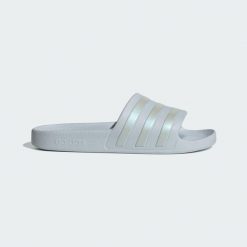 Klapki adilette Aqua. Niebieskie klapki Adidas, bez wzorów, bez obcasa. Za 99.95 zł.