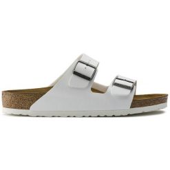 Klapki damskie BIRKENSTOCK ARIZONA. Białe klapki Birkenstock, bez wzorów, bez obcasa. Za 349.99 zł.