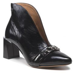 Botki Maciejka. Czarne botki Maciejka, bez wzorów, bez obcasa, na słupku, bez zapięcia. Za 479.99 zł.