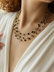 L'Atelier de Gaia Pozłacany naszyjnik z kryształami - dł. 48 cm rozmiar: onesize. Czarne naszyjniki L'Atelier de Gaia, z kryształem, pozłacane. Za 43.99 zł.