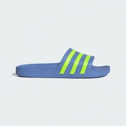 Klapki adilette Aqua. Niebieskie klapki Adidas, bez wzorów, bez obcasa. Za 109.00 zł.