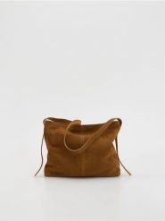 Zamszowa torebka na ramię - brązowy. Brązowe torby na ramię Reserved, bez wzorów, ze skóry, na ramię, zamszowe, bez dodatków. Za 239.99 zł.