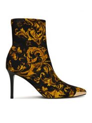 Versace Jeans Couture Botki 79VA3S51 Czarny. Czarne botki Versace Jeans Couture, bez wzorów, z jeansu, bez obcasa, na szpilce, bez zapięcia. Za 1,109.00 zł.