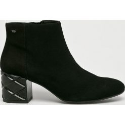 Wojas - Botki. Czarne botki Wojas, bez wzorów, z materiału, z okrągłym noskiem, bez obcasa, na obcasie, bez zapięcia. W wyprzedaży za 319.90 zł.