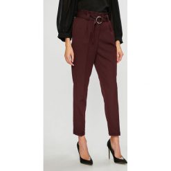 Vero Moda - Spodnie. Fioletowe spodnie materiałowe Vero Moda, na co dzień, s, bez wzorów, z dzianiny, z podwyższonym stanem. W wyprzedaży za 119.90 zł.