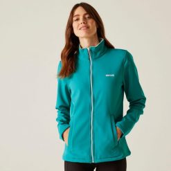 Connie V damski wodoodporne turystyczny softshell. Fioletowe kurtki sportowe Regatta, bez wzorów, z polaru, bez kaptura, trekkingowe. W wyprzedaży za 159.99 zł.