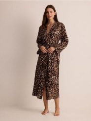 Szlafrok w zwierzęcy wzór - brązowy. Brązowe szlafroki Reserved, l, bez wzorów, z wiskozy, bez ramiączek, bez kaptura. W wyprzedaży za 99.99 zł.