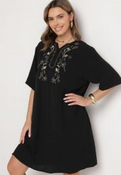 Czarna Sukienka Pudełkowa z Guzikami i Ozdobnymi Haftami Jenivanea. Czarne sukienki Born2be, na co dzień, l, z aplikacjami, eleganckie, bez kołnierzyka, bez ramiączek, midi. Za 84.99 zł.