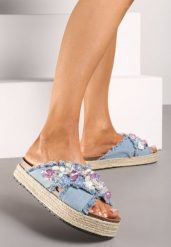 Jasnoniebieskie Klapki na Platformie w Stylu Boho z Aplikacjami i Plecionką Rissona. Niebieskie klapki Renee, z aplikacjami, z jeansu, bez obcasa, na platformie. Za 64.99 zł.