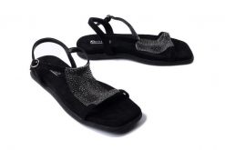ARTIKER RELAKS 56C1370 czarny, sandały damskie. Czarne sandały Artiker Relaks, z aplikacjami, eleganckie, bez obcasa, na płaskiej podeszwie, bez zapięcia. Za 259.90 zł.