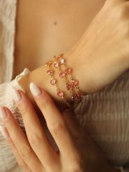 Pierres de Jade Pozłacana bransoletka z elementami ozdobnymi rozmiar: onesize. Różowe bransoletki Pierres de Jade, z kryształem, pozłacane. Za 79.77 zł.