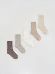 Długie skarpetki z haftem 5 pack - kremowy. Białe skarpety Reserved, bez wzorów. Za 59.99 zł.