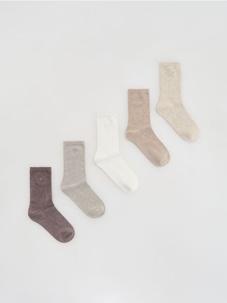 Długie skarpetki z haftem 5 pack - kremowy. Białe skarpety Reserved, bez wzorów. Za 59.99 zł.