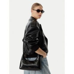 Torebka Calvin Klein. Czarne torebki klasyczne Calvin Klein, bez wzorów, bez dodatków. Za 489.99 zł.