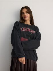 Bawełniana bluza z efektem sprania - ciemnoszary. Szare bluzy Reserved, l, bez wzorów, z bawełny, bez kaptura. W wyprzedaży za 99.99 zł.