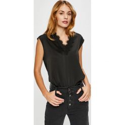Vero Moda - Top Fanni. Czarne topy Vero Moda, m, bez wzorów, z elastanu, bez kołnierzyka, bez ramiączek. W wyprzedaży za 69.90 zł.
