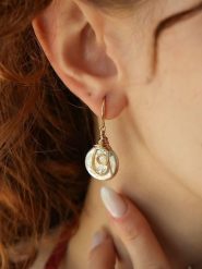 Pierres delicates Pozłacane kolczyki z perłami rozmiar: onesize. Brązowe kolczyki Pierres delicates, z perłą, pozłacane, z zapięciem typu bigiel. Za 52.99 zł.