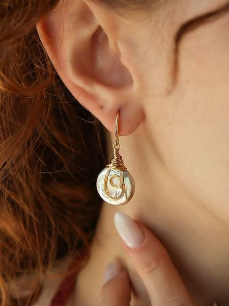 Pierres delicates Pozłacane kolczyki z perłami rozmiar: onesize. Brązowe kolczyki Pierres delicates, z perłą, pozłacane, z zapięciem typu bigiel. Za 52.99 zł.