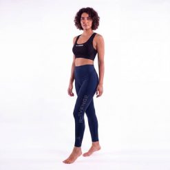 Damskie wygodne legginsy, dostępne w wielu kolorach. Niebieskie legginsy R-EVENGE, l, bez wzorów, z materiału, z podwyższonym stanem, długie. Za 194.99 zł.