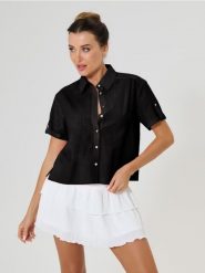 Bawełniana koszula z krótkim rękawem - czarny. Czarne koszule Sinsay, l, bez wzorów, z bawełny, bez kołnierzyka, bez ramiączek. Za 39.99 zł.