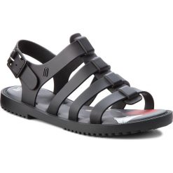 Sandały MELISSA - Flox + Disney Ad 32373 Black 01003. Czarne sandały Melissa, bez wzorów, z tworzywa sztucznego, bez obcasa, bez zapięcia. W wyprzedaży za 349.00 zł.