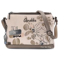 Torebka damska Anekke, z efektownym nadrukiem i metalowym logo zapinana na suwak, beżowa, 42743-184. Brązowe torebki klasyczne Anekke, bez wzorów, na ramię, z nadrukiem, bez dodatków. Za 369.00 zł.