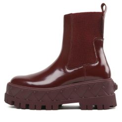Botki Kurt Geiger. Czerwone botki Kurt Geiger, bez wzorów, bez obcasa, na płaskiej podeszwie, bez zapięcia. Za 1,549.00 zł.