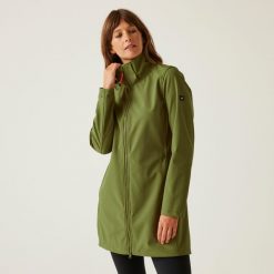 Carisbooke damski softshell. Zielone kurtki sportowe Regatta, bez wzorów, z materiału, bez kaptura, trekkingowe. W wyprzedaży za 249.99 zł.