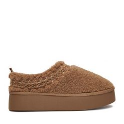 Kapcie JENNY. Brązowe obuwie domowe Jenny, bez wzorów, bez zapięcia. Za 149.99 zł.