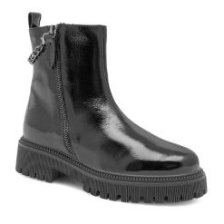 Botki Lasocki. Czarne botki Lasocki, bez wzorów, bez obcasa, na płaskiej podeszwie, bez zapięcia. Za 299.99 zł.