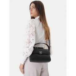 Torebka Calvin Klein. Czarne torebki klasyczne Calvin Klein, bez wzorów, bez dodatków. Za 569.99 zł.