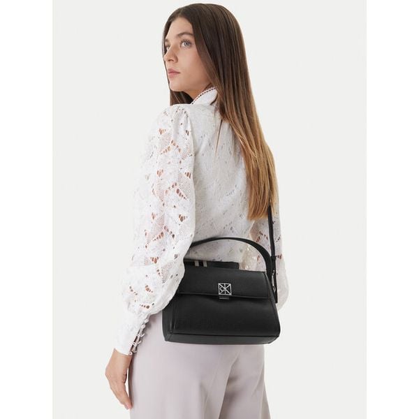 Torebka Calvin Klein. Czarne torebki klasyczne Calvin Klein, bez wzorów, bez dodatków. Za 416.99 zł.