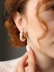 Pierres delicates Pozłacane kolczyki-półkreole z perłami rozmiar: onesize. Żółte kolczyki Pierres delicates, z perłą, pozłacane. Za 126.75 zł.