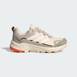 Buty trekkingowe Terrex Skychaser AX5 GORE-TEX. Brązowe trekkingi Adidas, z gore-texu, do biegania. Za 529.00 zł.