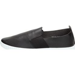 Czarne tenisówki, buty damskie McKeylor 7911. Trampki McKeylor. W wyprzedaży za 40.00 zł.
