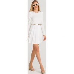 SUKIENKA Liu Jo. Białe sukienki Liu Jo, na co dzień, bez wzorów, z wiskozy, bez kołnierzyka, bez ramiączek, mini, proste. Za 599.00 zł.